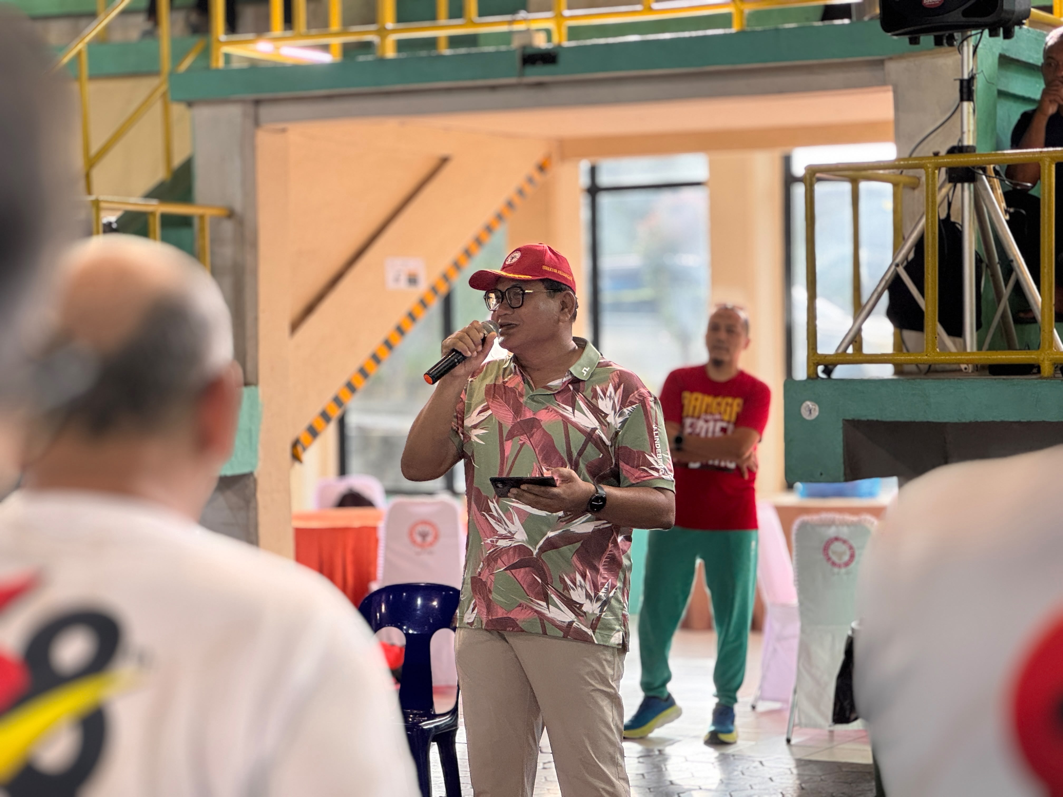  Direktur Keuangan PT Semen Padang Iskandar Z Lubis memberikan sambutan saat membuka pertandingan tenis lapangan eksibisi one day game yang merupakan rangkaian dari ajang SPORTALYMPIC 2026, Sabtu (11/7/2026)